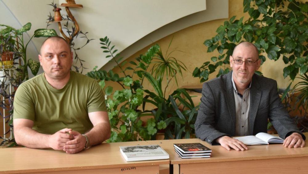 В Луганске презентовали 3-й сборник рассказов ветеранов боевых действий «Честь наивысшая - носить русский мундир» на конференции по военной журналистике