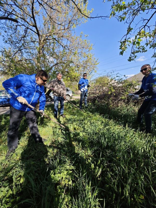 Олег Коваль: 26 апреля я совместно с активистами партии «Единая Россия» принял участие в традиционном Всероссийском партийном субботнике, который проводился в городе Луганск