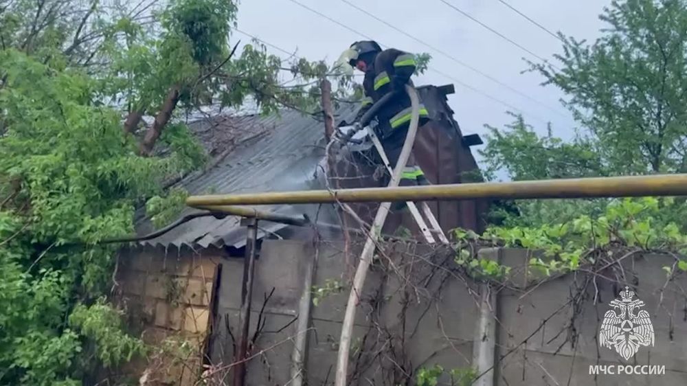 Спасатели МЧС России не допустили распространения огня на частном подворье в селе Тёплое