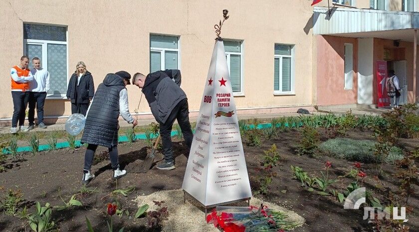 Школьники Луганска высадили розы в память о Героях Отечества