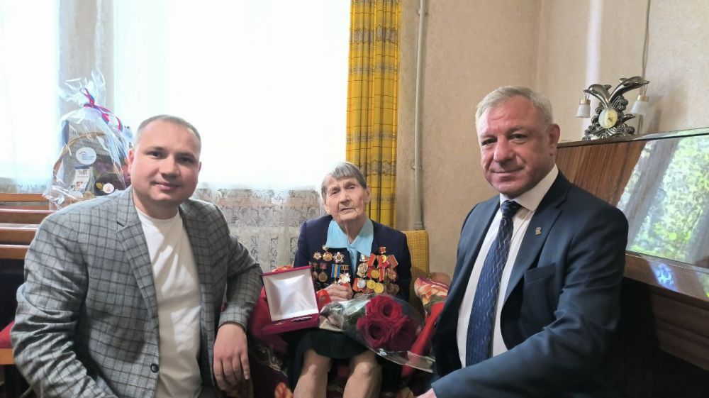 Еще один Почетный гражданин Луганска получил нагрудный знак к званию