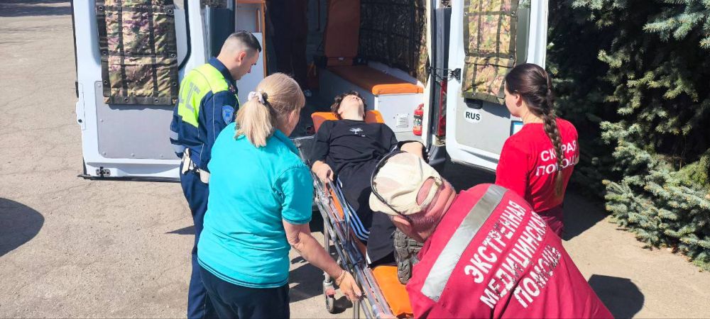 Сотрудники ГИБДД Стахановского округа оказали помощь школьнику, потерявшему сознание на линейке