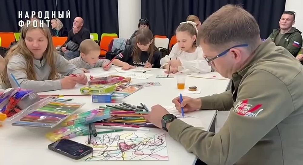 В Луганске при поддержке Народного фронта открылся Центр "Лисена Арт" ЛНР