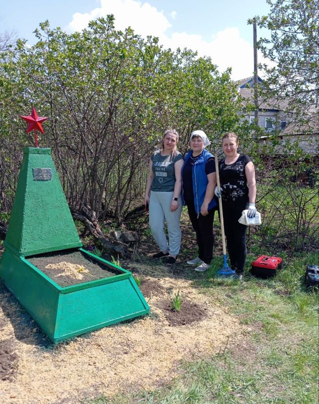 В Марковском районе сотрудники клиентской службы Социального фонда России по Луганской Народной Республике привели в порядок захоронение солдата