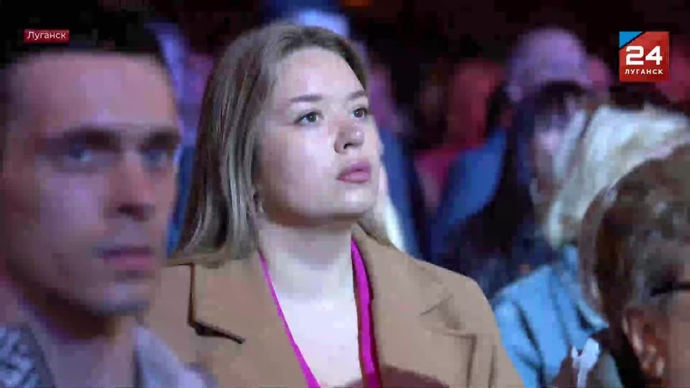 Сотрудников органов местного самоуправления наградили в Луганском ДК имени Ленина