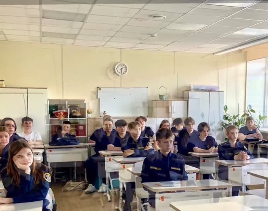 Сотрудники Центра ДиТН, ПБДД ГИБДД МВД по ЛНР в апреле текущего года провели для школьников профилактические мероприятия по безопасности дорожного движения