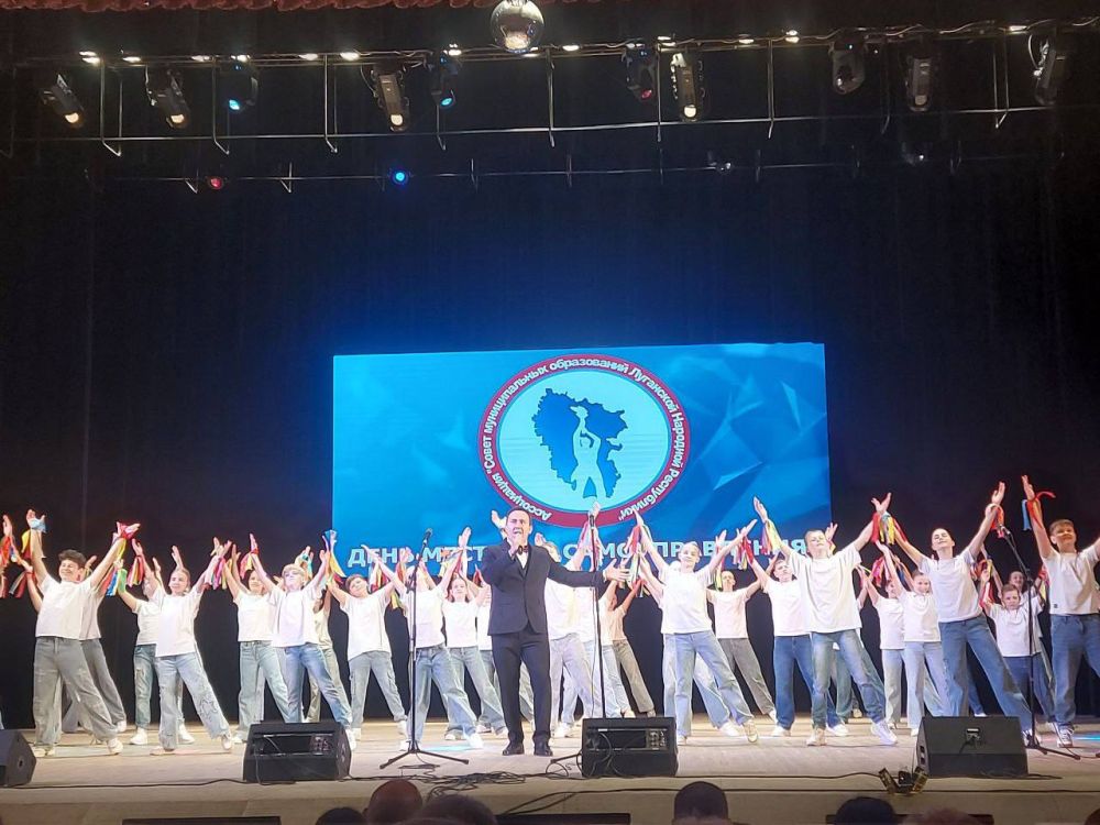 Роман Лысенко: Сегодня 29 апреля состоялось торжественное мероприятие, приуроченное ко Дню местного самоуправления, которое проходило в столице нашей Республики – городе Луганске