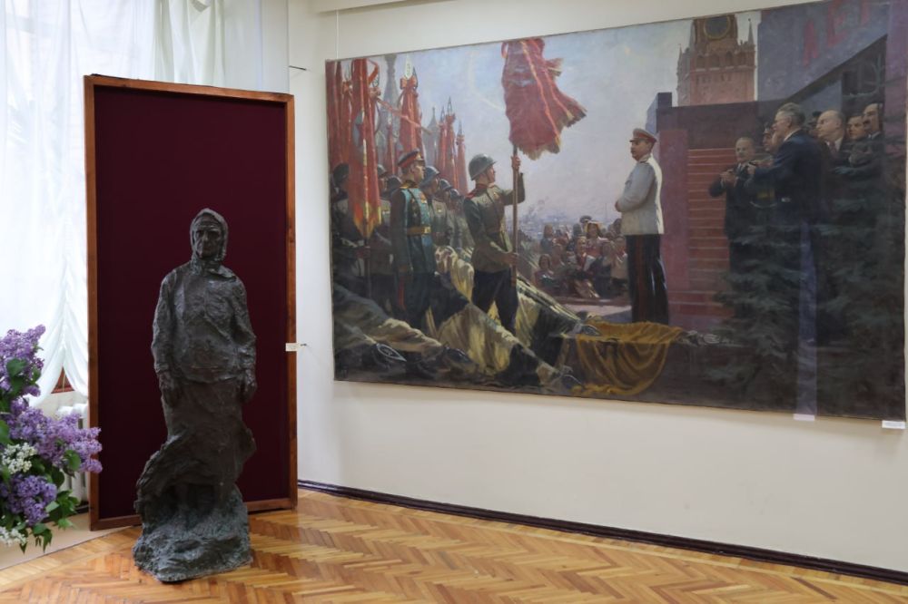 В рамках арт-проекта «Память поколений. К 80-летию Великой Победы» в Луганской Галерее искусств состоялся большой Вернисаж, посвященный 80-летию Великой Победы