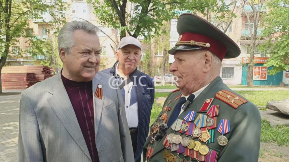 Ежегодная акция «Парад под окнами ветерана» началась шествием в Луганске возле дома ветерана ВОВ Виталия Чайкина