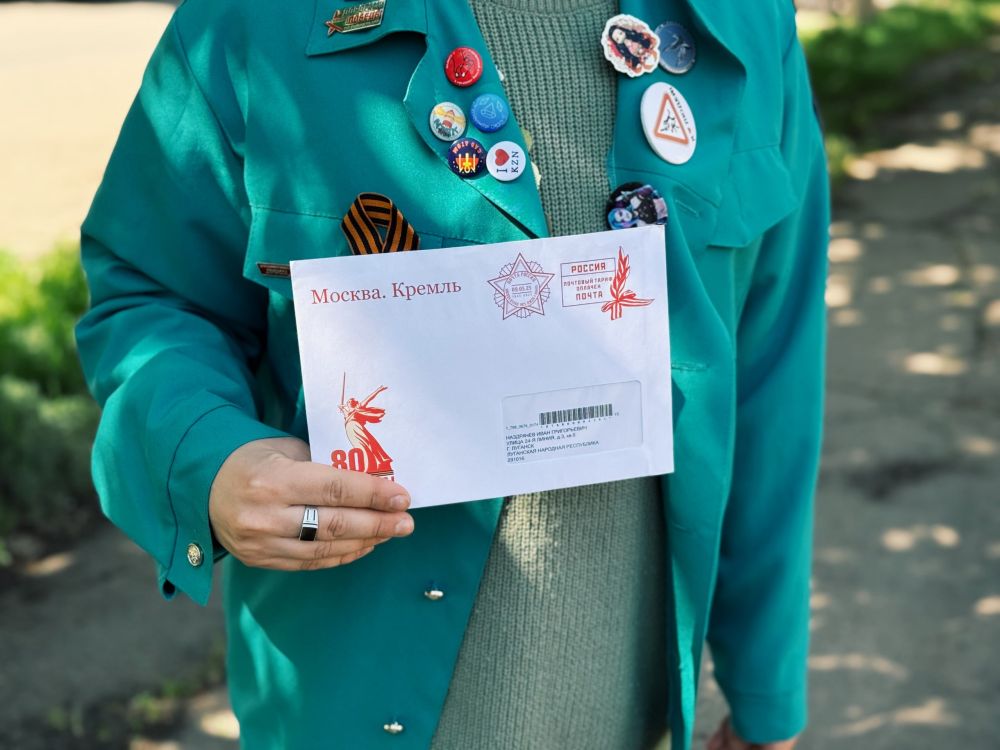 Бойцы студотрядов ЛНР совместно с Молодёжным советом Луганска вручили открытки и подарки от Президента России ветеранам Великой Отечественной войны