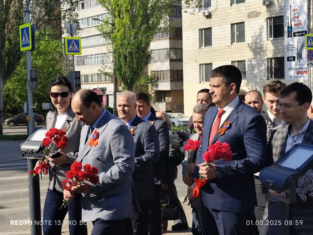 Игорь Рябушкин: В честь Праздника Весны и Труда профсоюзные лидеры Луганщины возложили цветы к памятникам, связанным с трудовыми подвигами