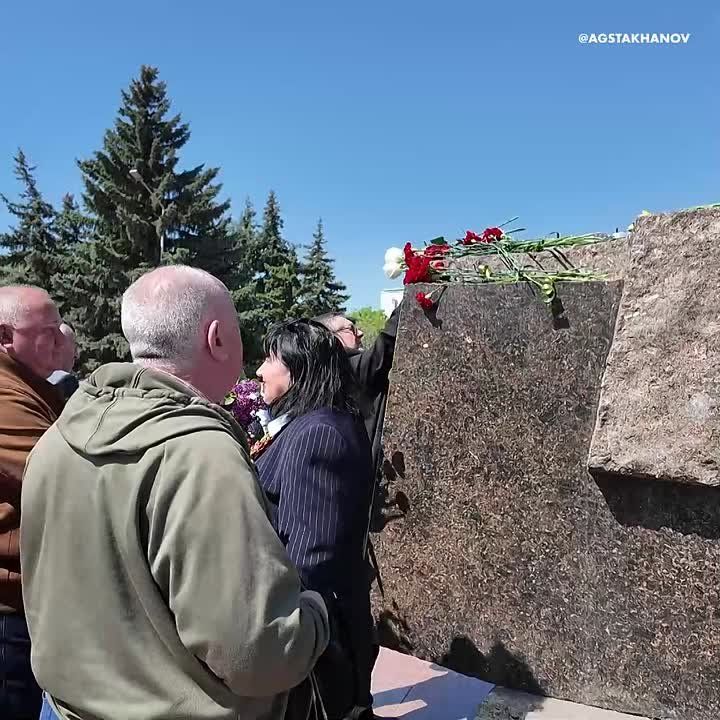 Константин Бутримов: В Стаханове в праздник Весны и Труда возложили цветы к памятнику Алексею Стаханову
