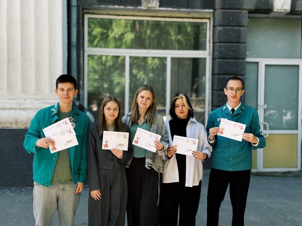 Бойцы студотрядов ЛНР совместно с Молодёжным советом Луганска вручили открытки и подарки от Президента России ветеранам