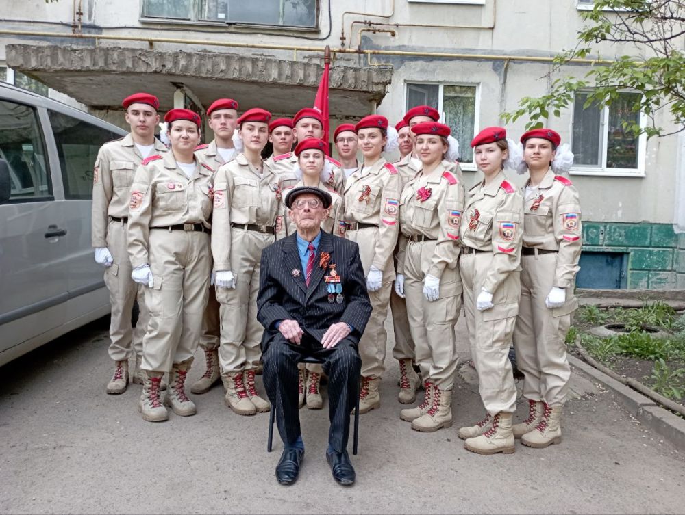 Яна Пащенко: Вместе с сенатором РФ Дарьей Лантратовой поздравили с приближающимся Днём Победы ветерана Великой Отечественной войны Дмитрия Пивоварова