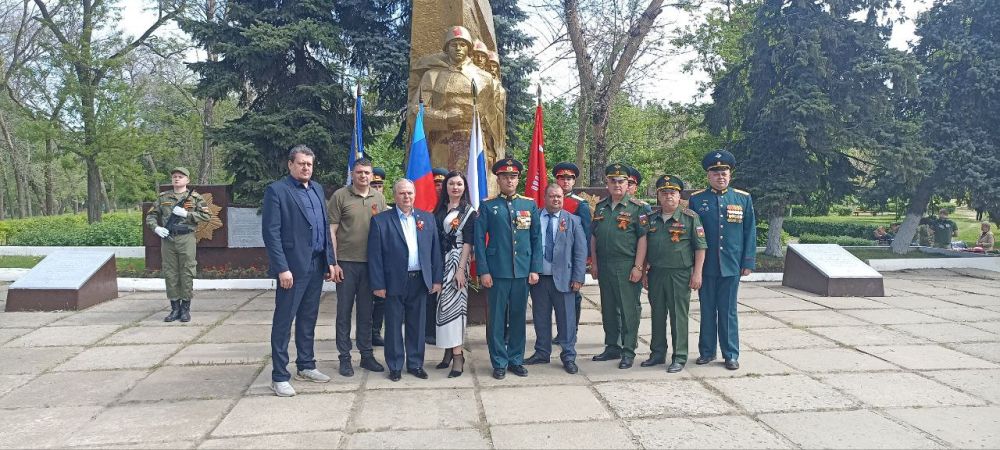 Олег Коваль: В преддверии Дня Победы, совместно с руководителями "ЛГУ им. В. Даля" принял участие в торжественном мероприятии, которое было организовано в луганском "Сквере Победы"