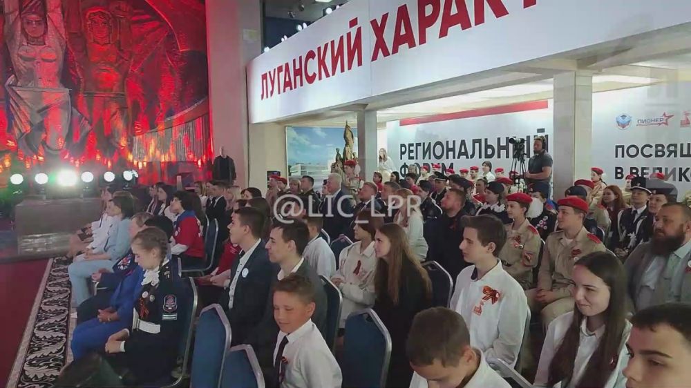 Глава ЛНР Леонид Пасечник в ходе масштабного регионального форума «Луганский характер — характер победителей» в Краснодоне рассказал, кто стал для него примером и ориентиром в сложных ситуациях