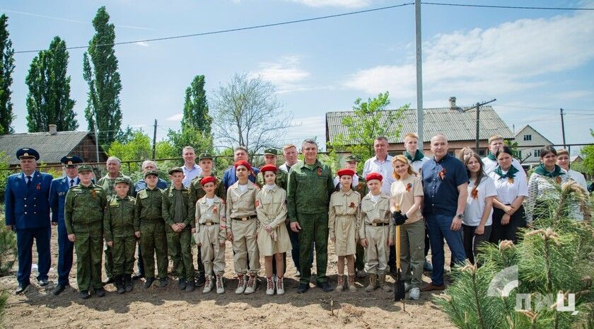 Глава ЛНР в честь юбилея Победы принял участие в высадке «Сада памяти» в Станице Луганской