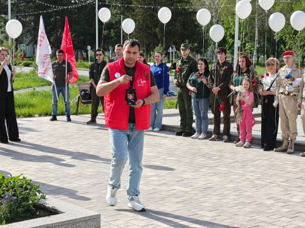 Анна Сорока: В рамках акции #ОгоньПамяти частицы Вечного огня, взятого от Могилы Неизвестного Солдата в Александровском саду в Москве, усилиями активистов Народного фронта доставили в Луганскую Народную Республику