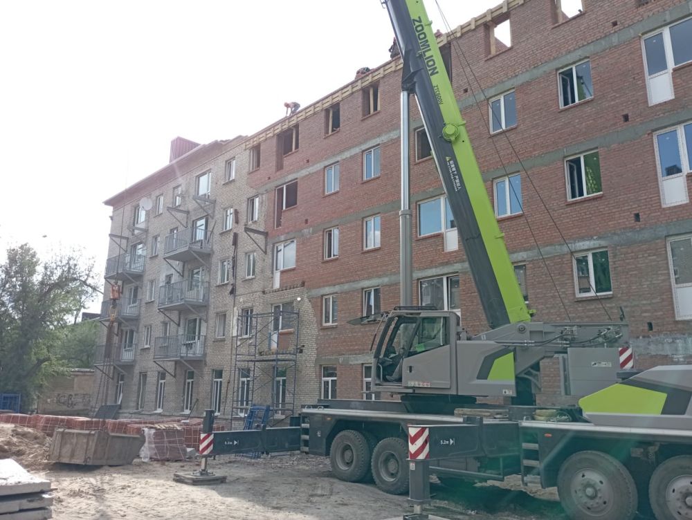 Яна Пащенко: Восстановление многоквартирного жилого дома в квартале Ватутина, пострадавшего в результате ракетного удара ВСУ летом 2024 года, постепенно выходит на завершающий этап