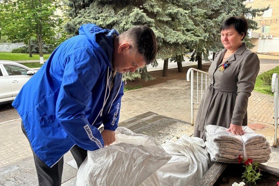 Педагоги передали 200 комплектов постельного белья для раненных военных