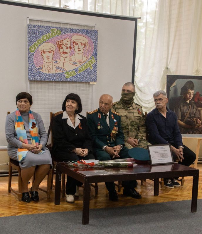 В Галерее искусств Луганского художественного музея был реализован Культурно-патриотический проект «Диалог двух поколений» к 80-летию Победы в Великой Отечественной войне