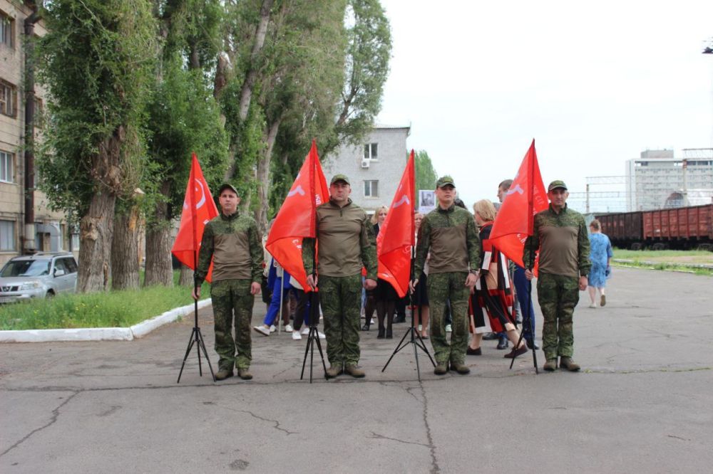 Сотрудники аппарата управления Луганского финала ФГУП «Железные дороги Новороссии» почтили память павших железнодорожников Великой Отечественной войны и героев специальной военной операции