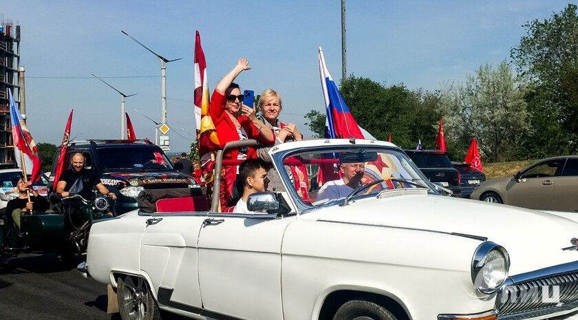 Сотни луганчан участвуют в автопробеге в честь 80-летия Победы