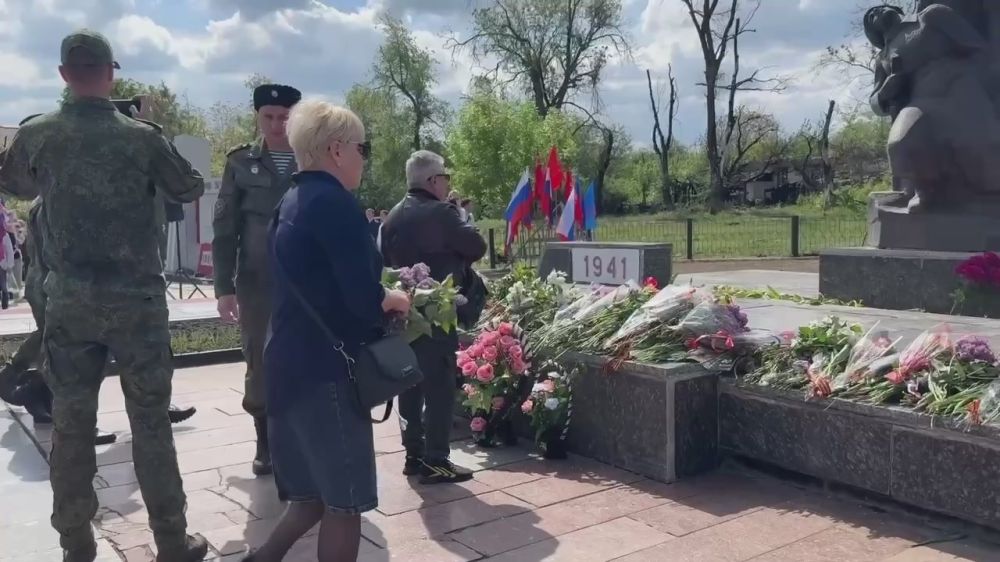 Сергей Колягин: В этом году в городе Первомайске церемония возложения цветов к Братской могиле советских воинов, расположенной на площади Боевой Славы, была особенной, и не только потому, что сегодня 80-я годовщина со Дня...