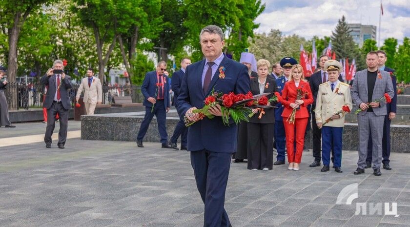 Власти ЛНР в день 80-летия Победы возложили цветы к Пилону Славы в Луганске