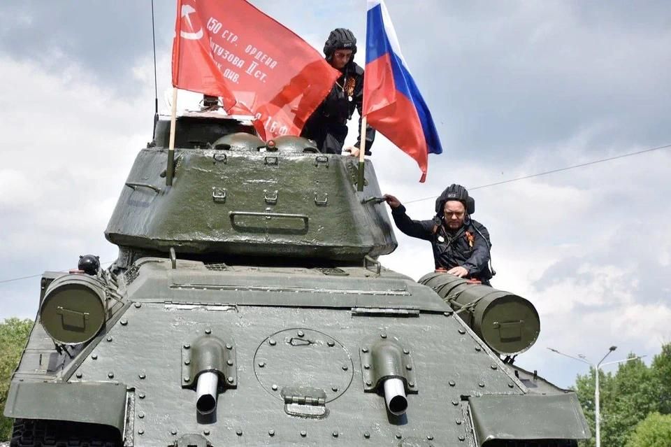 Глава ЛНР Леонид Пасечник осмотрел танк Т-34