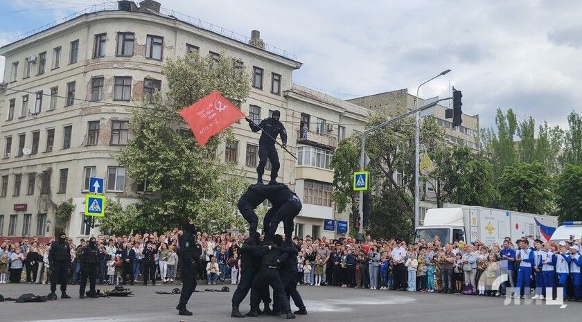 Сотрудники МВД РФ по ЛНР провели показательные выступления в честь Дня Победы в Луганске