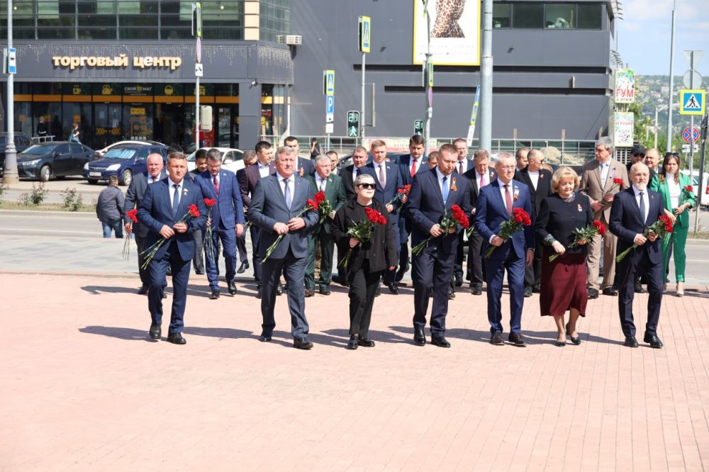 Константин Бутримов: Депутаты Народного Совета ЛНР и делегации парламентов субъектов РФ возложили цветы к памятному знаку «Они отстояли Родину» (фоторепортаж)