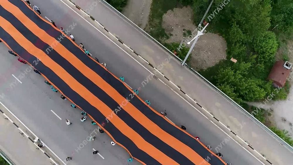 В День Республики в Луганске торжественно развернули 300-метровую Георгиевскую ленту