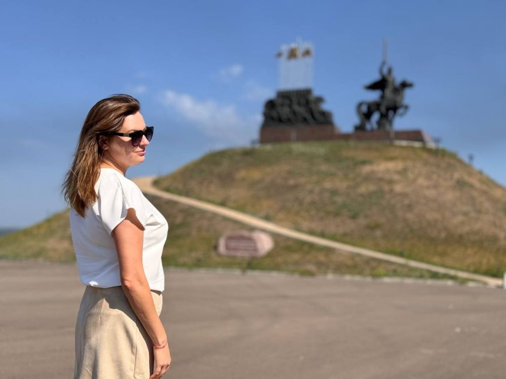 Галина Дуброва: Сегодня мы отмечаем важный день — День Луганской Народной Республики! Этот праздник символизирует нашу стойкость, единство и стремление к миру и процветанию