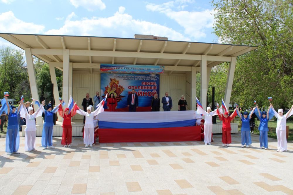 В сквере имени Молодой гвардии состоялся Республиканский фестиваль вокально-хоровых коллективов «Песни, опаленные войной», приуроченный ко Дню Луганской Народной Республики, Году защитника Отечества и 80-летию Великой Победы