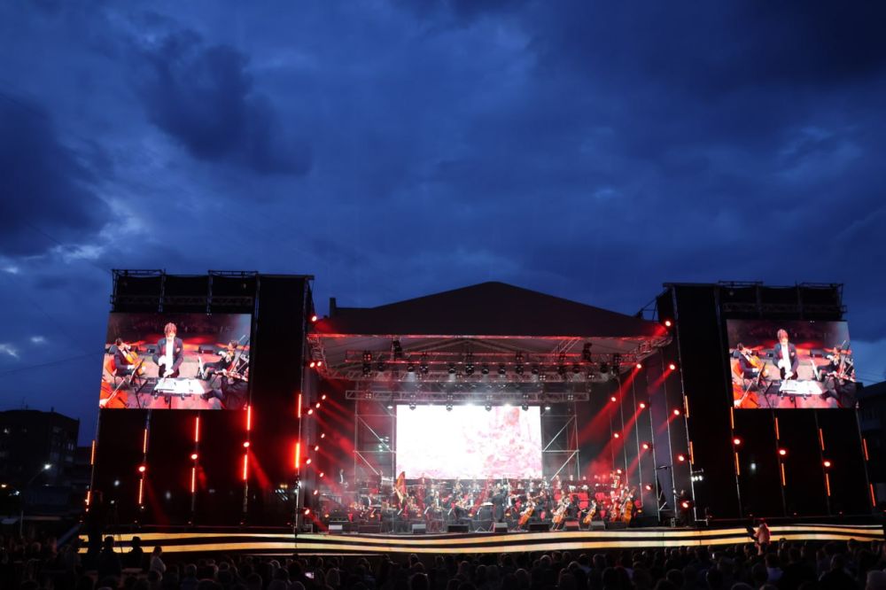 В День Луганской Народной Республики Государственный Кремлевский оркестр и народные артисты России представили на Луганской театральной площади музыкально-литературную программу «Героям Победы»