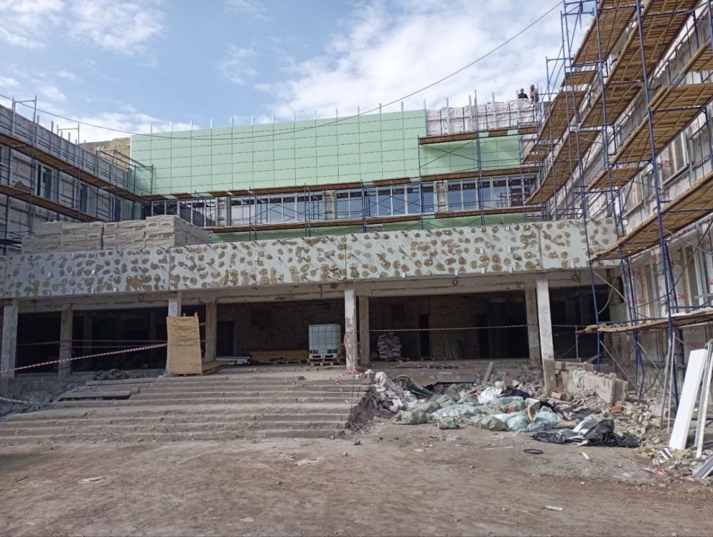 Московские специалисты продолжают ремонт гимназии № 60 им. 200-Летия Луганска, сообщила в своем ТГ-канале врип главы столичной администрации Яна Пащенко