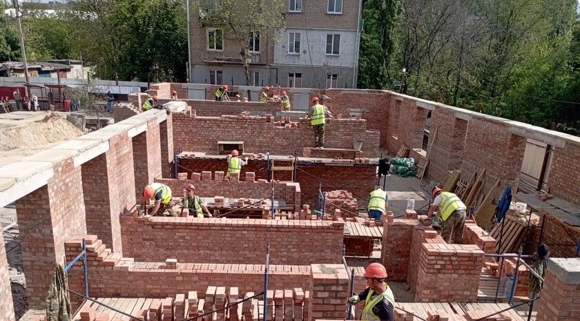 Строители на половину восстановили разбитую ВСУ пятиэтажку в Юбилейном