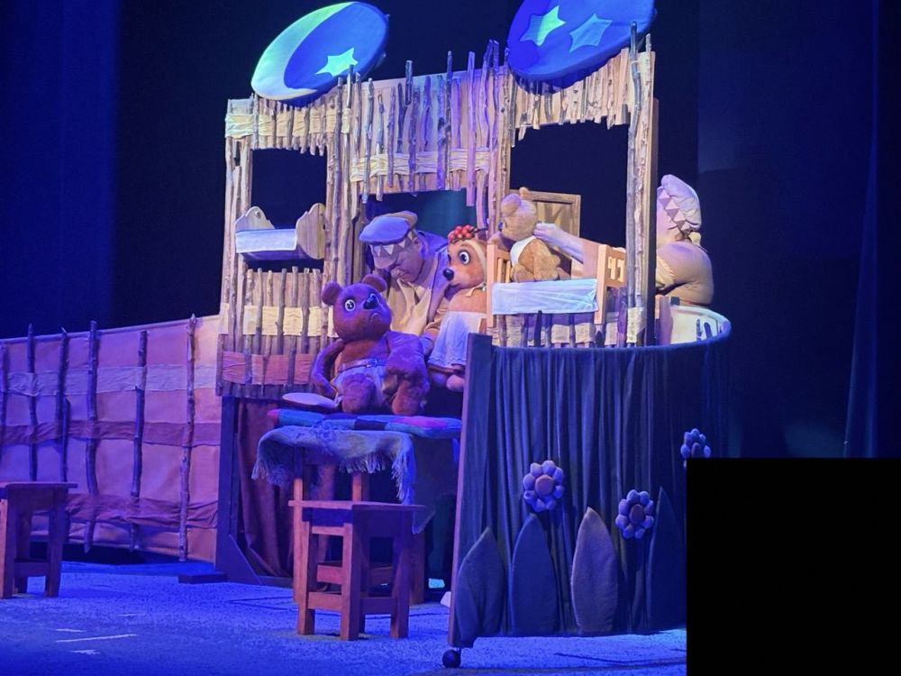 Мурманский областной театр кукол представил для маленьких луганских зрителей сказку «Три медведя» в Луганском академическом театре кукол
