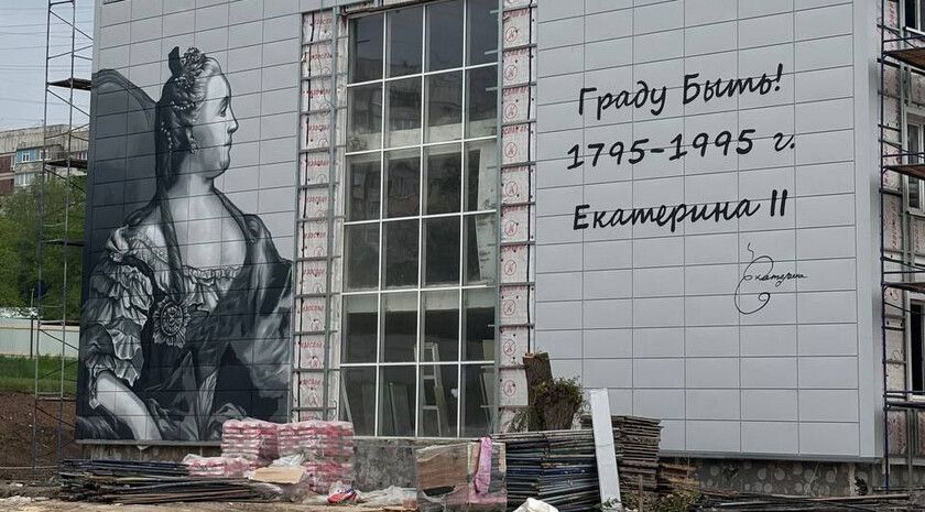 Фасад луганской гимназии № 60 украсят исторические муралы — Пащенко