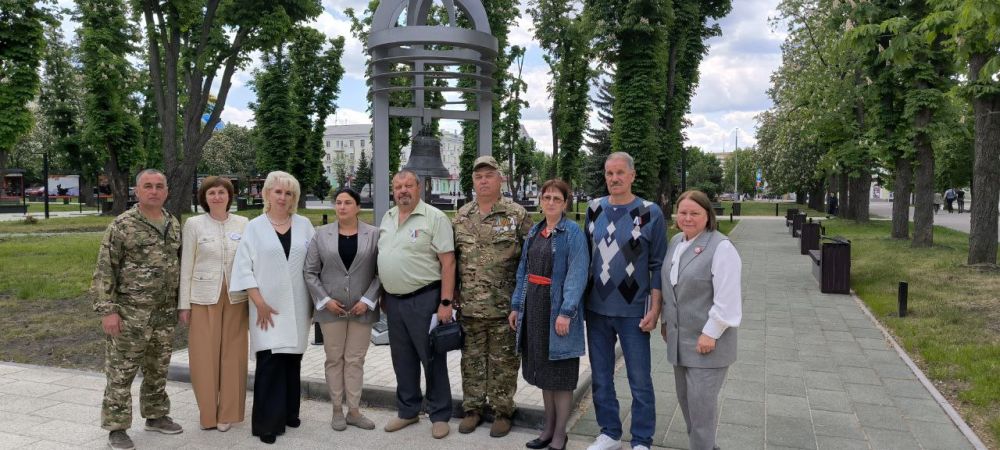 В рамках заседания Народного Совета Луганской Народной Республики, прошло торжественное мероприятие, посвящённое вручению медалей общественного признания «Отец солдата»