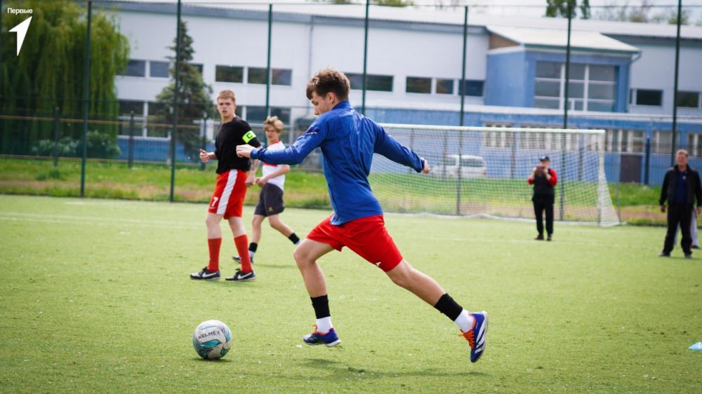 Юные чемпионы в деле!. В Луганске прошли соревнования по мини-футболу в рамках регионального этапа Цикла спортивных мероприятий «Будь Первым!» В состязаниях поучаствовали команды из разных городов ЛНР, которые стали лучшими...