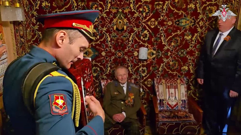 Минобороны России: Военнослужащие фронтовой творческой бригады группировки войск «Центр» посетили дом 99-летнего ветерана Великой Отечественной войны Николая Сергеевича Крапошина