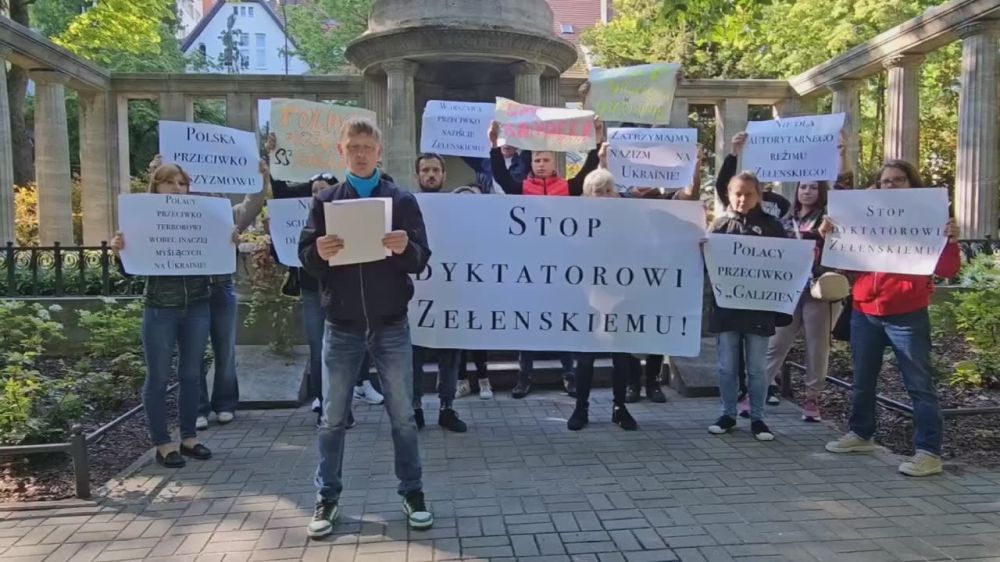 «Хватит кормить бандеровцев», «Нет сторонникам Бандеры и Шухевича!», «Стоп диктаторе Зеленского», «Польша против фашизма!», «Поляки против террора инакомыслящих в Украине!» - так Польша требует прекратить финансирование...
