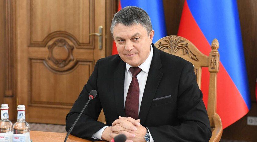 Леонид Пасечник, руководитель ЛНР, поздравил граждан Республики с 11-й годовщиной со дня утверждения Конституции, подчеркнув значимость Главного закона для Луганской области