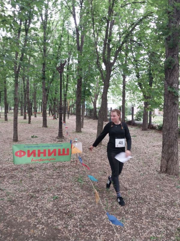 18 мая в городе Луганске в сквере Памяти состоялись чемпионат и первенство по спортивному ориентированию в дисциплине «кросс-спринт», посвященные 80-летию годовщины Победы в Великой Отечественной войне
