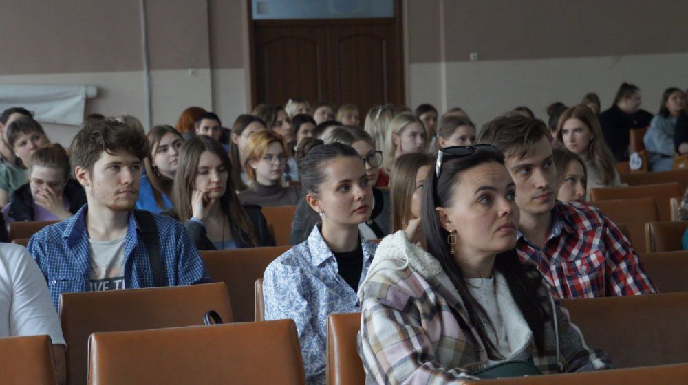 Олег Коваль: В рамках реализации партийного проекта "Новая школа" ВПП "Единая Россия", совместно с членами Общественного Совета проекта, провели встречу с молодыми педагогами Луганского городского округа