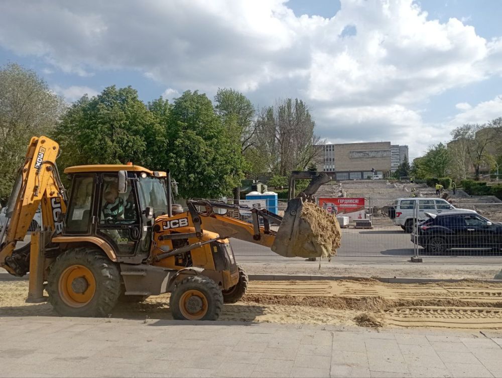 В Луганске продолжают восстанавливать парк рядом с мемориалом Борцам революции и сквер Славы героев гражданской войны