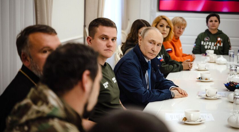 Путин в Курской области пообщался с добровольцами, в том числе из ЛНР