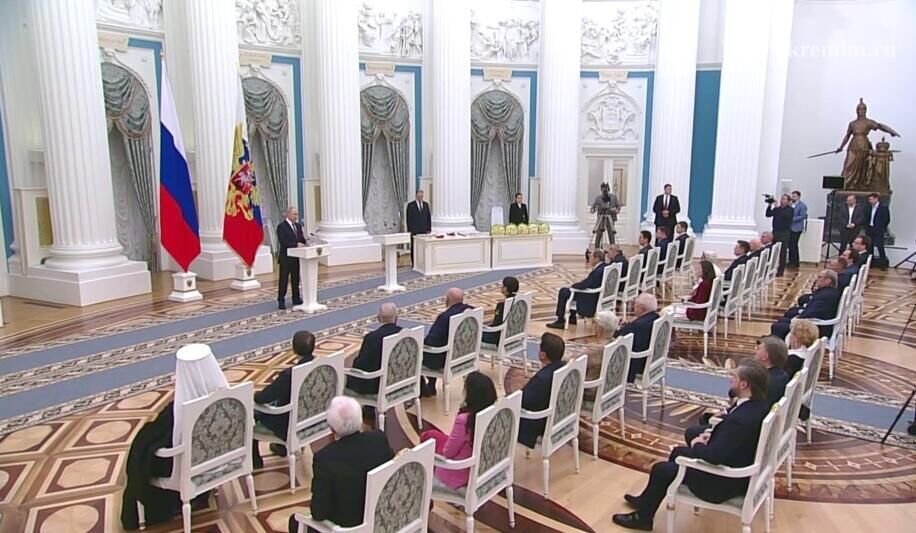 Путин наградил орденом Мужества посмертно сотрудника "Луганскводы"